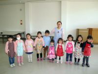 Juliana、 our teacher from Taiwan、 is with our nine preschool children.  The children are wearing their aprons and are ready to make "udon noodles." 